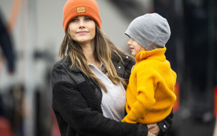 La princesse Sofia et son fils le prince Gabriel à la finale de la compétition de la Porsche Carrera Cup Scandinavia. 