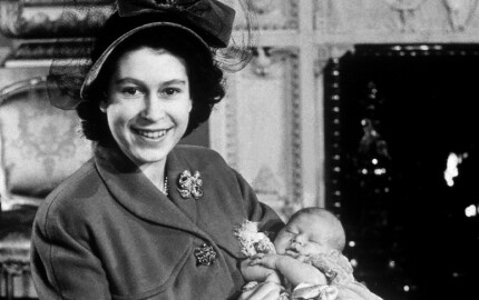 La reine Élisabeth II, lorsqu'elle était la princesse Élisabeth, avec le prince Charles, lors de son baptême en 1948.