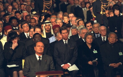 Le prince Charles et le roi Norodom Sihanouk au premier rang, derrière le président et Mme Chirac, pour la messe en mémoire de François Mitterrand, le 11 janvier 1996.