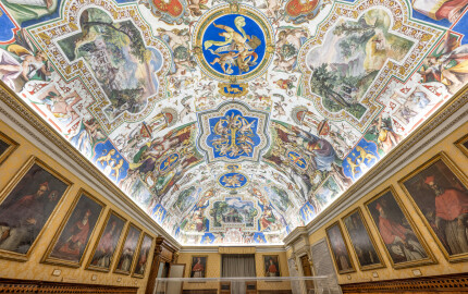 Le vestibule du Salone Sistino avec sa galerie de portraits des bibliothécaires du Vatican.