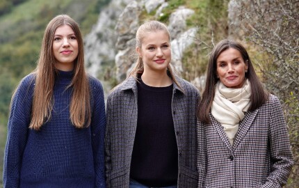 La princesse Sofia, l'infante Leonor et la reine Letizia lors de la cérémonie de remise des prix pour la ville exemplaire des Asturies 2024 à Sotres, le 26 octobre 2024.