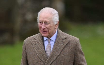 Dimanche 26 janvier 2025, le roi Charles III a été aperçu de l’église Sainte-Marie-la-Vierge, à Flitcham, avec une cravate originale. 