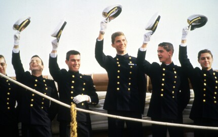 À Cadix en 1987, dernier salut des jeunes gardes-côtes, dont Felipe, au centre, à leurs familles. Le prince des Asturies entame sa formation militaire à bord du voilier-école “Juan Sebastian Elcano”.