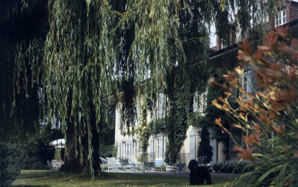 L'extérieur de La Paisible, demeure d'Audrey Hepburn à Tolochenaz, en Suisse, en 1971.