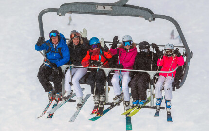 Le roi Philippe, la reine Mathilde, le prince Gabriel, la princesse héritière Elisabeth, le prince Emmanuel et la princesse Eléonore de Belgique saluent depuis un téléski pendant leurs vacances à Verbier, en Suisse, le 12 février 2018. 