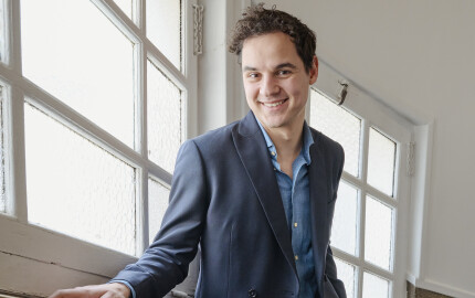 À 28 ans, le clarinettiste solo de l’Orchestre philharmonique du Luxembourg aime s'entourer d'objets qui lui rappellent sa passion, la musique et ses racines.