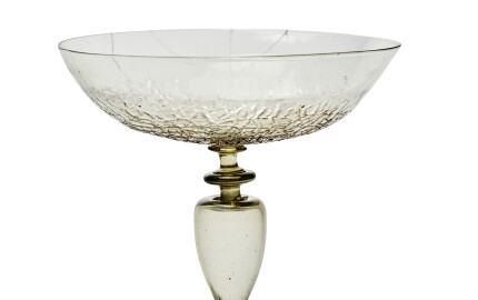 La coupe aurait servi à Jean Calvin (1509-1564) comme calice pour célébrer la Sainte-Cène en août 1561. 