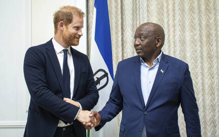 Le prince Harry sert la main du Premier ministre du Lesotho, Sam Matekane, le 2 octobre 2024, à Maseru, la capitale.