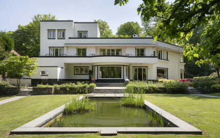 La villa Vandevelde, œuvre de l’architecte belge Adrien Blomme, présente des lignes épurées et un plan libre mettant en valeur son architecture.