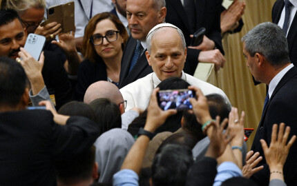 Le pape Léon XIV a rencontré la presse pour la première fois le 12 mai 2025 au Vatican.