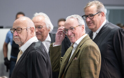Henri XIII Prince Reuss s'entretient avec ses avocats, Roman von Alvensleben et Hans-Otto Sieg, au tribunal régional supérieur de Francfort, le 21 mai 2025.