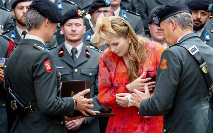 Aux côtés de son père le roi Willem-Alexander, Catharina-Amalia des Pays-Bas découvre avec joie la broche que lui remet le régiment de hussards. 