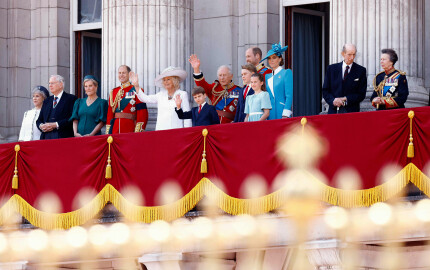 Le 14 juin, le duc et la duchesse de Gloucester, le duc et la duchesse d’Édimbourg, le prince et la princesse de Galles et leurs enfants, le duc de Kent et la princesse Anne (avec son époux, absent de la photo) entourent Charles et Camilla