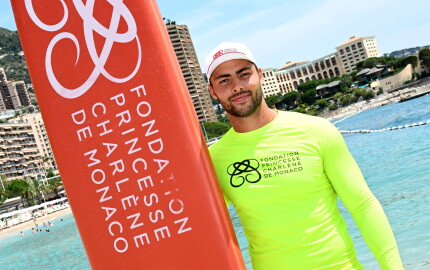Le rugbyman monégasque Antoine Zeghdar pose sur la plage du Larvotto à l’occasion du Water Safety Day organisé à Monaco. 