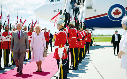 Le roi Charles III et la reine Camilla arrivent à l'aéroport d'Ottawa. Camilla porte une broche en forme de feuille d'érable portée par la reine Elizabeth, épouse de George VI, lors de sa toute première visite au Canada, en 1939. 