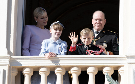 Albert II de Monaco, la princesse Charlene, le prince Jacques, la princesse Gabriella au balcon du palais princier de Monaco pour la fête nationale le 19 novembre 2024. 