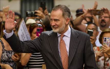 Le roi Felipe VI devant la basilique de Nuestra Señora de Las Angustias, le 30 mai 2025.