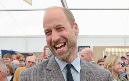 William s'amuse devant un stand de cidre à la foire agricole de Waterbridge, le 6 juin 2025.