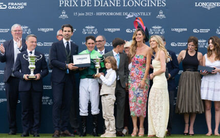 Christophe Soumillon avec sa pouliche Gezora a remporté le Prix de Diane Longines 2025 à l'Hippodrome de Chantilly, le 15 juin 2025. La Miss France 1998, Sophie Thalmann était également présente. 