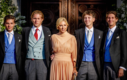 Marie-Chantal de Grèce entourée de ses fils, les princes Achileas, Constantin-Alexios, Aristide et Odysseas, au mariage de la princesse Theodora de Grèce à Athènes en septembre 2024. 