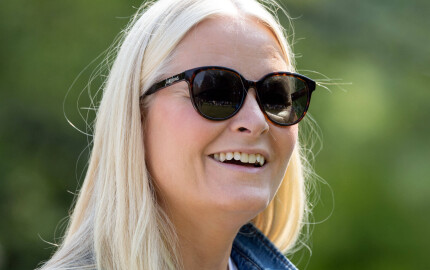 La princesse héritière Mette-Marit de Norvège assiste à un match de football à Skaugum ce mercredi 11 juin 2025. 
