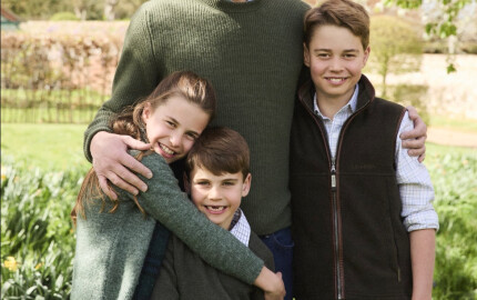 Le prince William, le prince George, la princesse Charlotte et le prince Louis sur un nouveau portrait dévoilé à l'occasion de la fête des pères, le 15 juin 2025. 