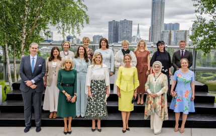 Les partenaires des chefs d’État et de gouvernement de l'OTAN avec la reine Maxima, le 25 juin 2025. 