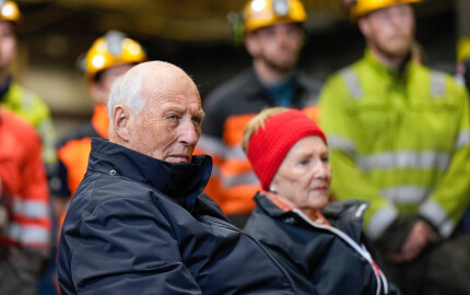 Le roi Harald V et la reine Sonja de Norvège visitent la Mine 7, la dernière mine de charbon sur l’archipel du Svalbard, le 16 juin 2025. 