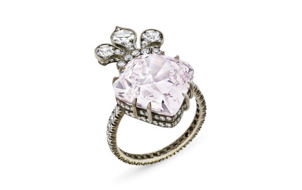 Le diamant de Madame Royale a été monté en bague par le joaillier JAR. 