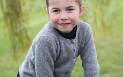 Portrait non daté de la princesse Charlotte prise en avril 2019 par sa mère, la duchesse de Cambridge, chez elle à Norfolk en avril, pour marquer ses 4 ans en mai 2019