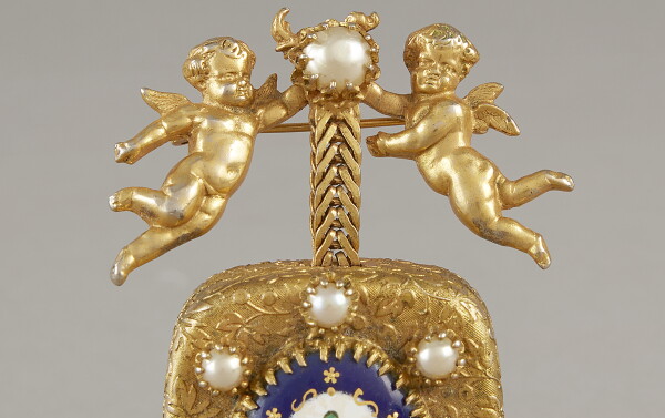 Pièce emblématique de la collection : une broche musicale signée Mitchel Maer pour Dior, vers 1952, alliant raffinement Renaissance et ingéniosité moderne. 