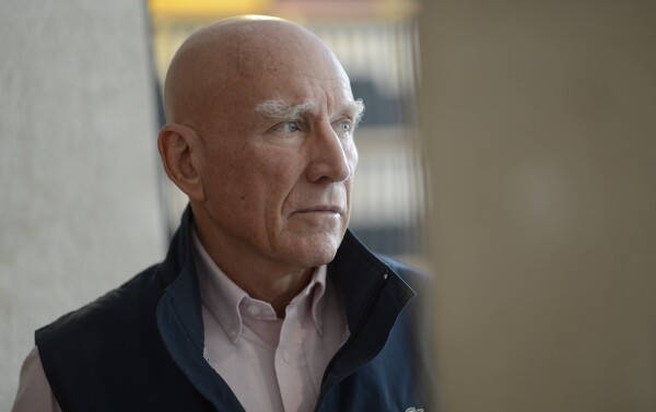 Sebastiao Salgado photographié, chez lui à Paris, en septembre 2013. En juin 2021, Point de Vue avait rencontré le photographe décédé ce 23 mai 2025, pour un entretien croisé.