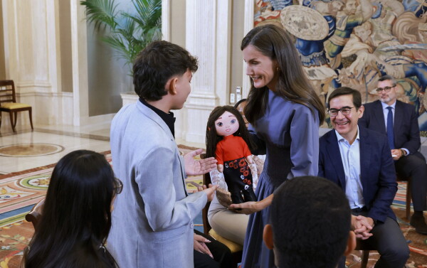 Ce 2 juillet 2025, la reine Letizia d'Espagne recevait des étudiants sud Américains. L'un d'entre eux lui a offert cette poupée fait main. 