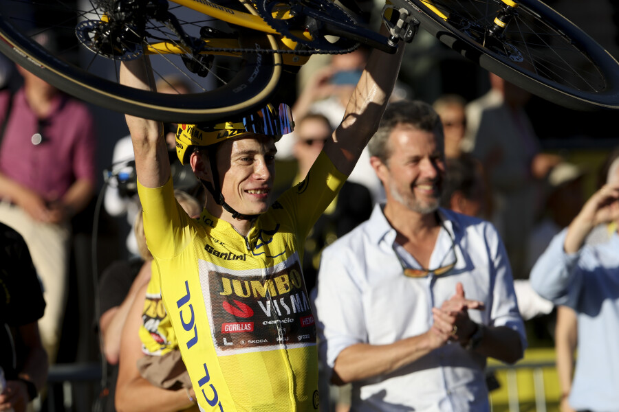 Frederik de Danemark félicite de Danois Jonas Vingegaard, vainqueur du Tour de France 2022, à l'arrivée de la Grande Boucle à Paris, le 24 juillet 2022.