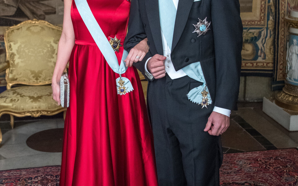  Pour le dîner officiel, donné juste après l'annonce de l'heureuse nouvelle, la princesse porte une robe griffée Ida Lanto, une styliste à laquelle elle avait déjà fait confiance lors de sa précédente grossesse. 