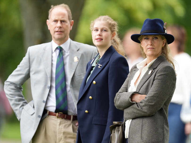 Lady Louise entourée de ses parents, Edward et Sophie de Wessex. © Splash News/ABACA