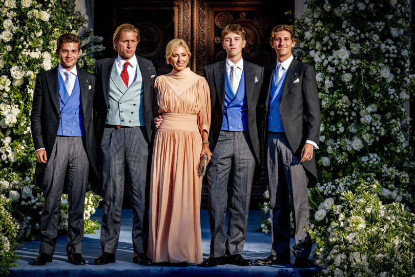 La princesse Marie-Chantal de Grèce avec ses fils, le prince Constantin-Alexios, le prince Achileas, le prince Odysseas, le prince Aristidis au mariage de la princesse Theodora de Grèce, le 28 septembre 2024.