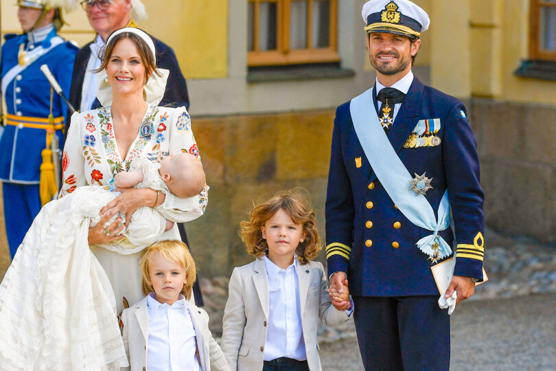 Le Le prince Julian de Suède est né le 26 mars 2021. Ici, le jour de son baptême, avec ses parents, le prince Carl Philip, la princesse Sofia, le prince Alexander, le prince Gabriel, au château de Drottningholm.