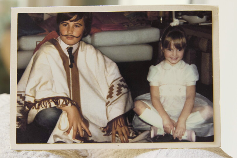 Mon mari et moi, enfants, au même goûter déguisé.