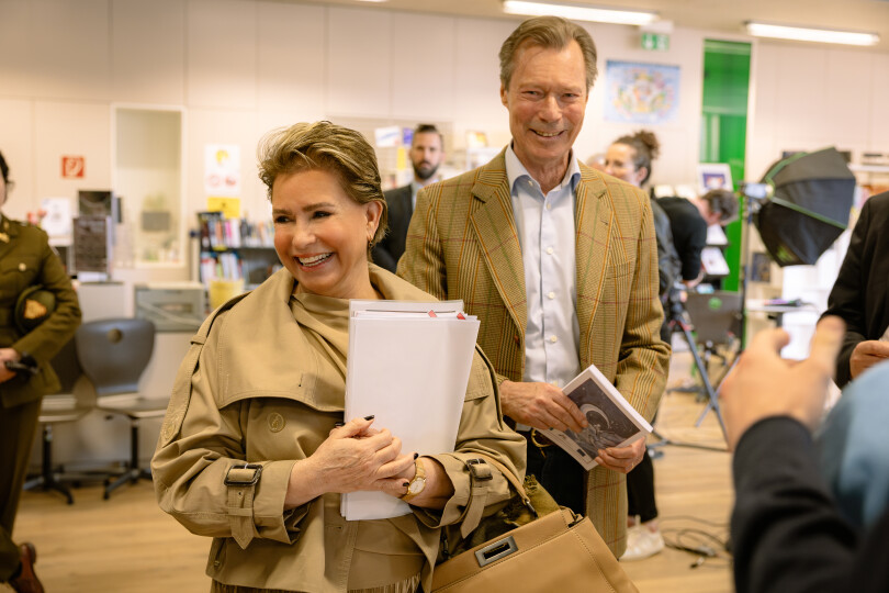 Le grand duc et la grande-duchesse discutent avec les étudiants de l'École européenne Luxembourg II de Mamer après l’enregistrement d’un podcast consacré aux 25 ans de règne et coproduit par la Maison du Grand-Duc.