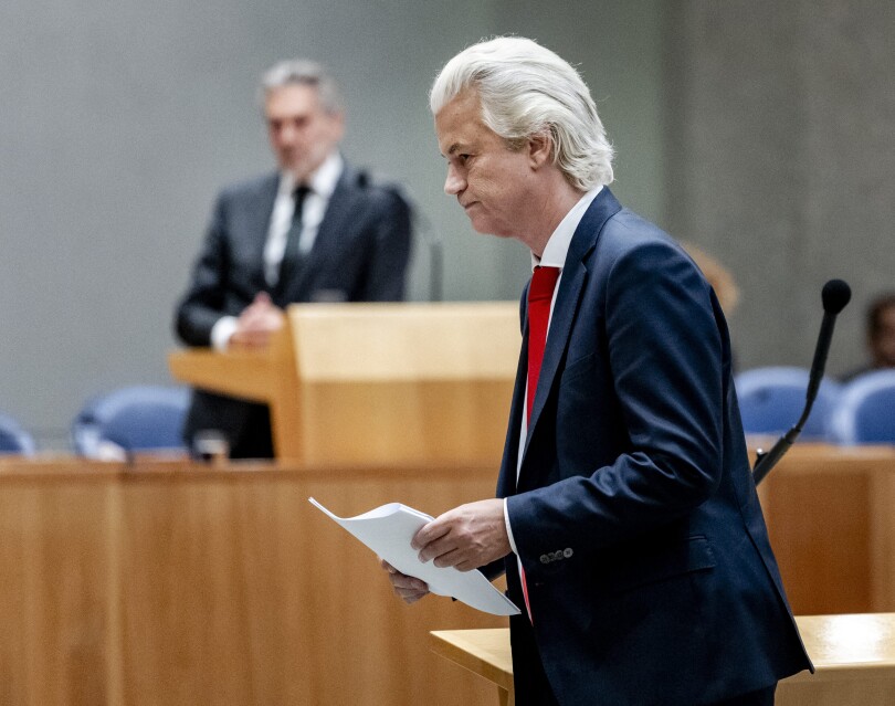 Geert Wilders, le 4 juin 2025, lors du débat sur la chute du Cabinet à la Seconde chambre des États généraux. En arrière plan, le Premier ministre sortant, Dick Schoof.