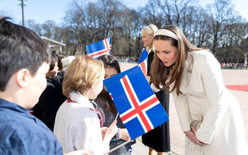 La princesse Ingrid Alexandra rencontre des enfants aux abords au palais royal d'Oslo le 8 avril 2025